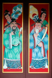 Tempio buddista cinese Hoi Tuong Te Nguoi Hoa. Dipinto della porta. Phu Quoc. Vietnam